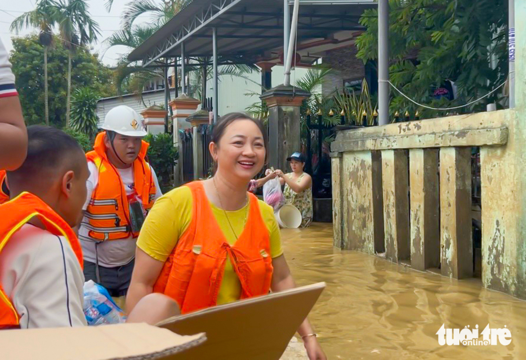 救援物资送达被洪水围困多日的武嘉河畔居民